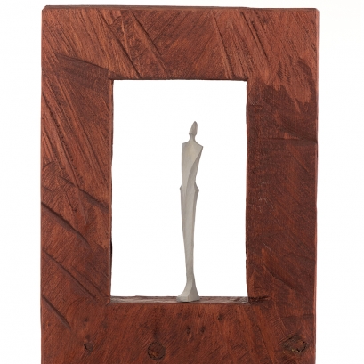 Figur in rotem Raum - Linde, Kiefer