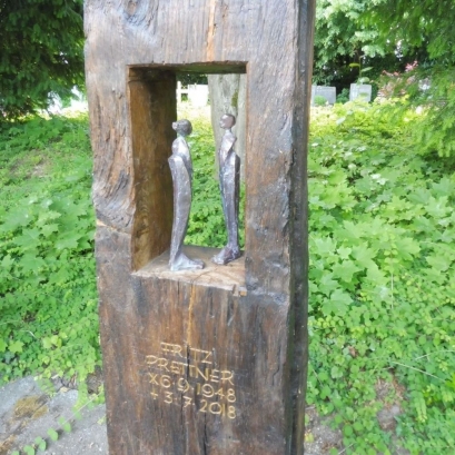 Grabmal aus Eichenholz mit Figuren