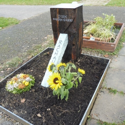 Grabmal aus Eichenholz kombiniert mit Stein