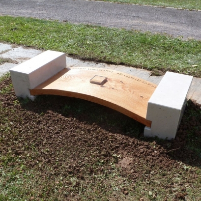 Grabmal aus Lärchenholz kombiniert mit Kalkstein