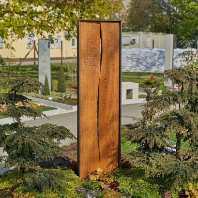 Grabmal aus Eichenholz im Rahmen aus Corten-Stahl