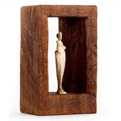 Frau im Raum - Afzelia, Linde