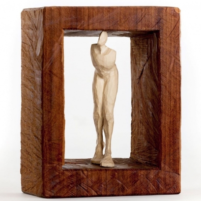 Mann in engem Raum - Afzelia, Linde